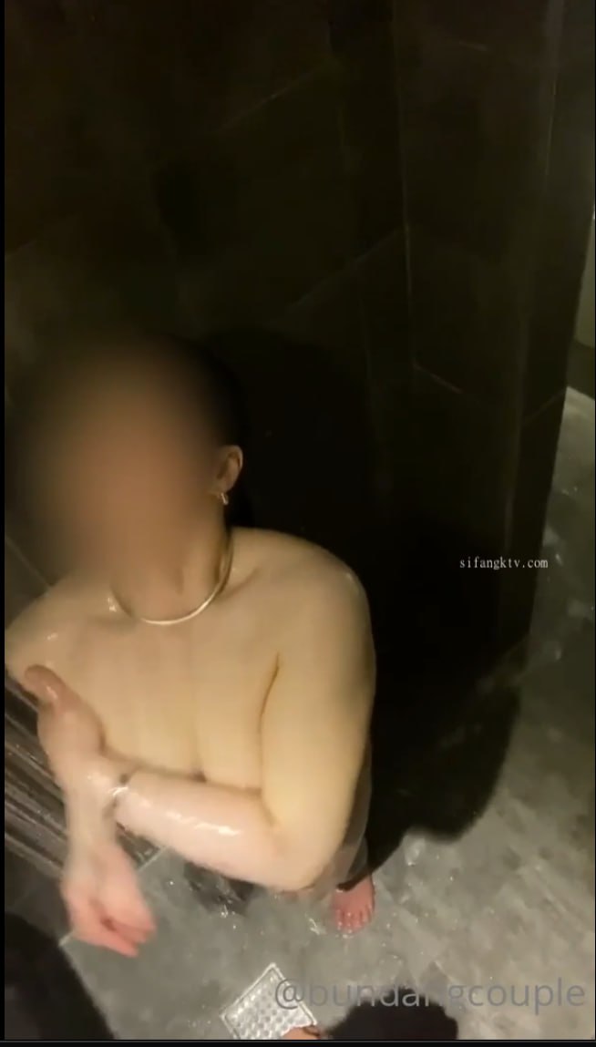 【2024-01-10】Rolling on the bed as naked❤️.m4v